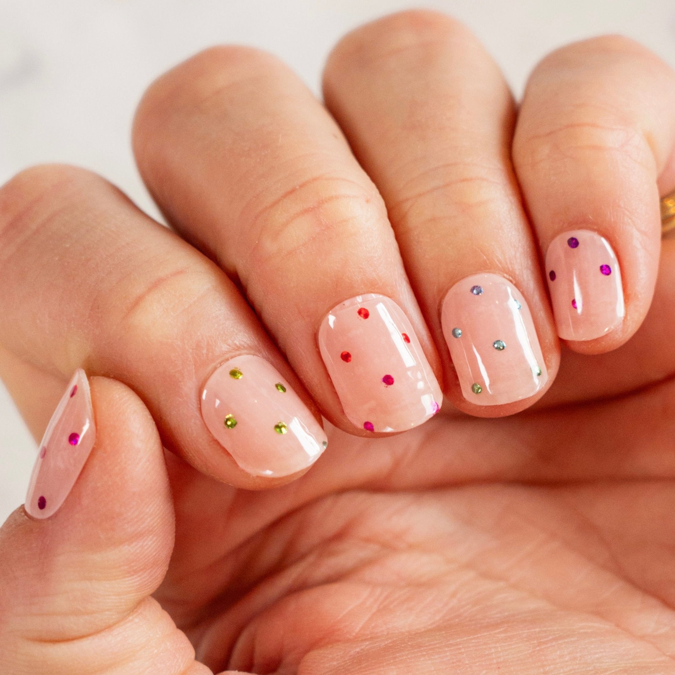 Disco Fever by Carolien Spoor Maniac Nails Gellak Stickers Nail Art colorful dots 